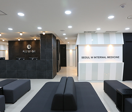 서울W내과 일산점 접수대와 대기실 전경